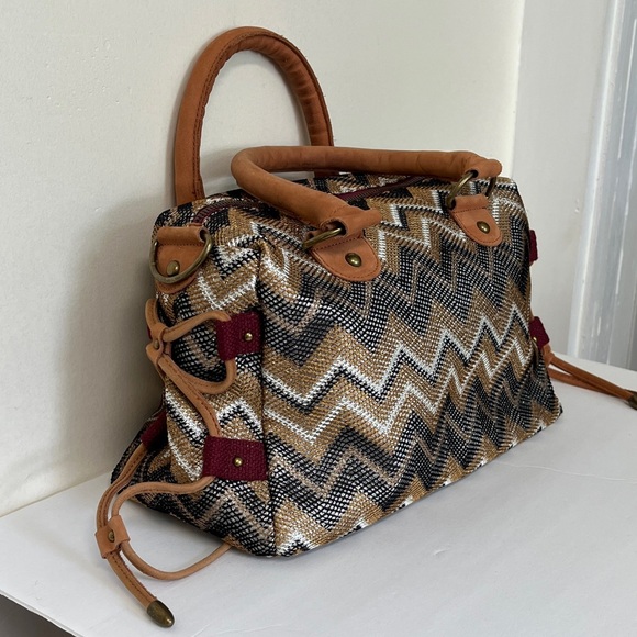 Purse, Miss Albright, black/tan/white chevron pattern, leather trim, EUC!! - Picture 14 of 14